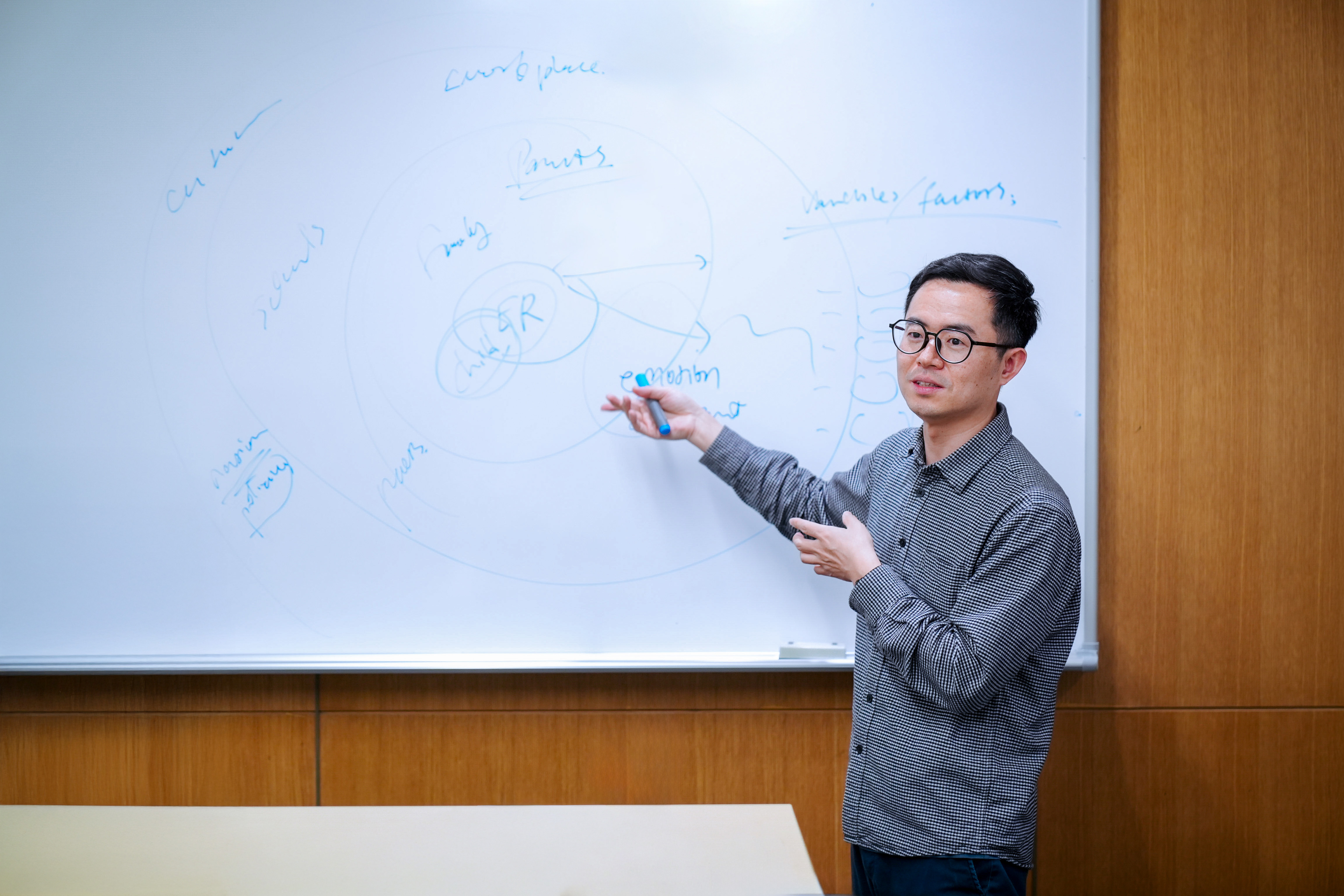 Professor Cui delivering a lecture