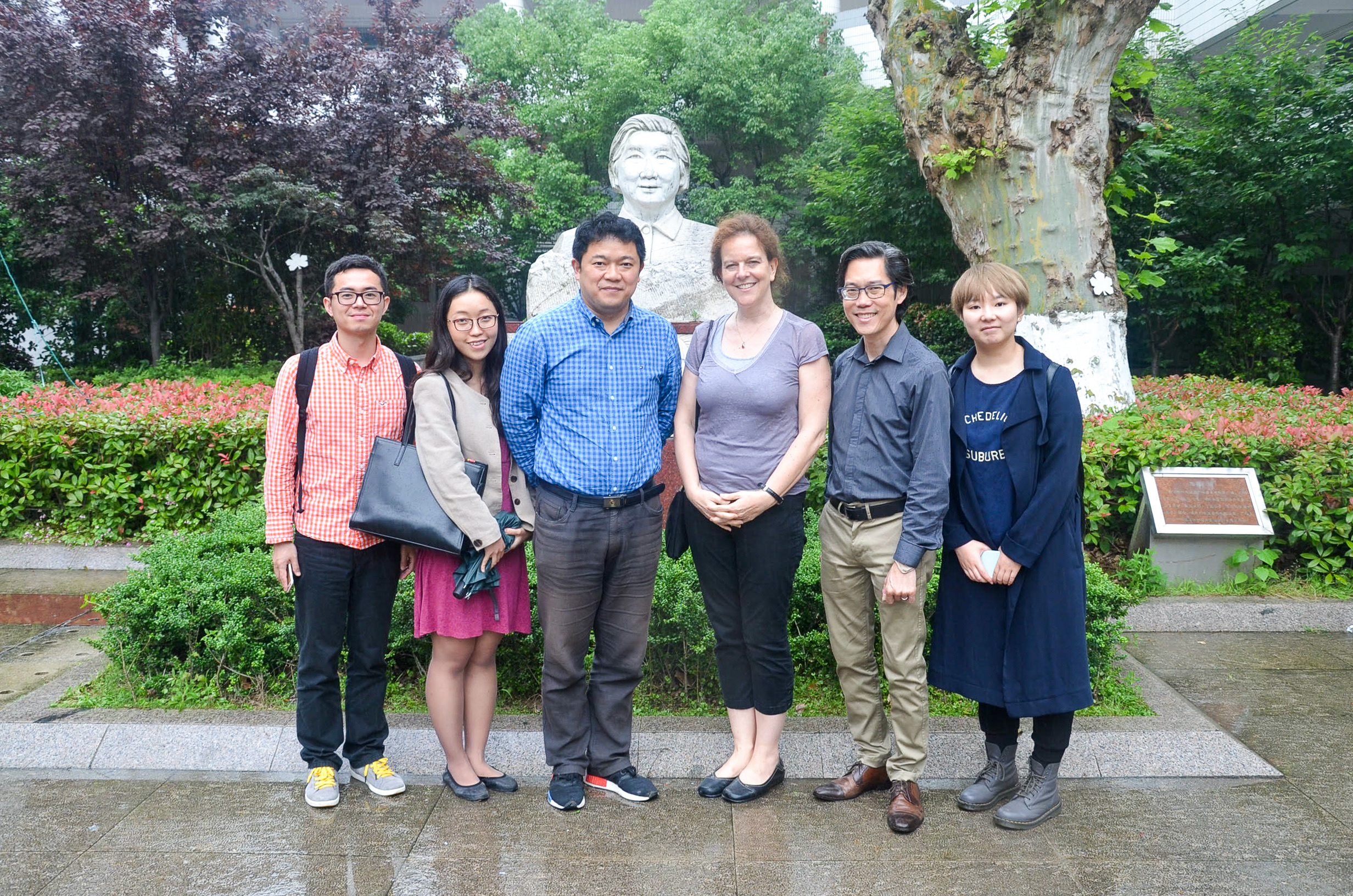 Professor Cui with Nanjing Families Project investigators visiting a school in Nanjing in 2016
