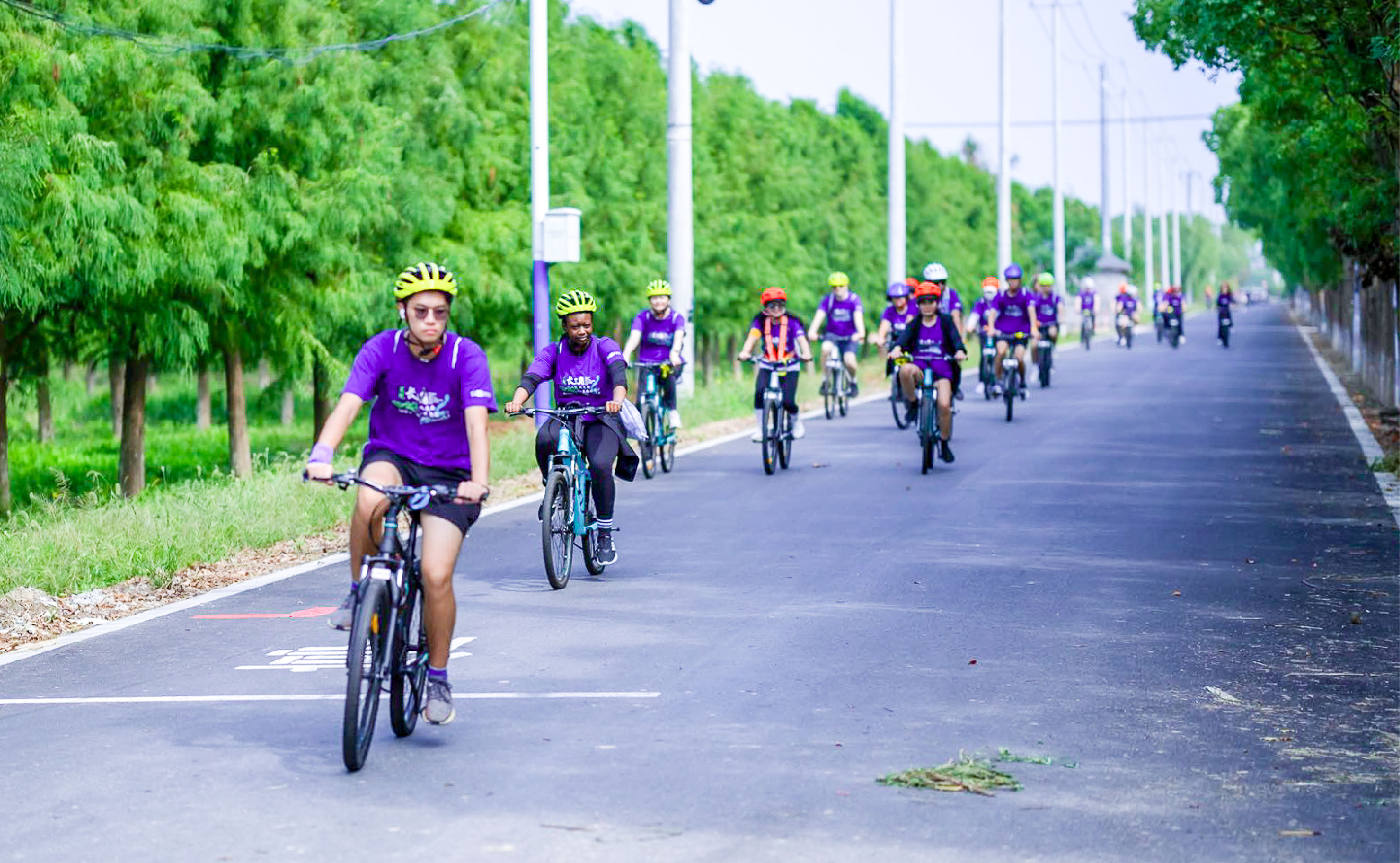 Lu Tianyi ’28 and graduate student Shamyra Whyte MSW ’26 take the lead while cycling Hengsha Island.