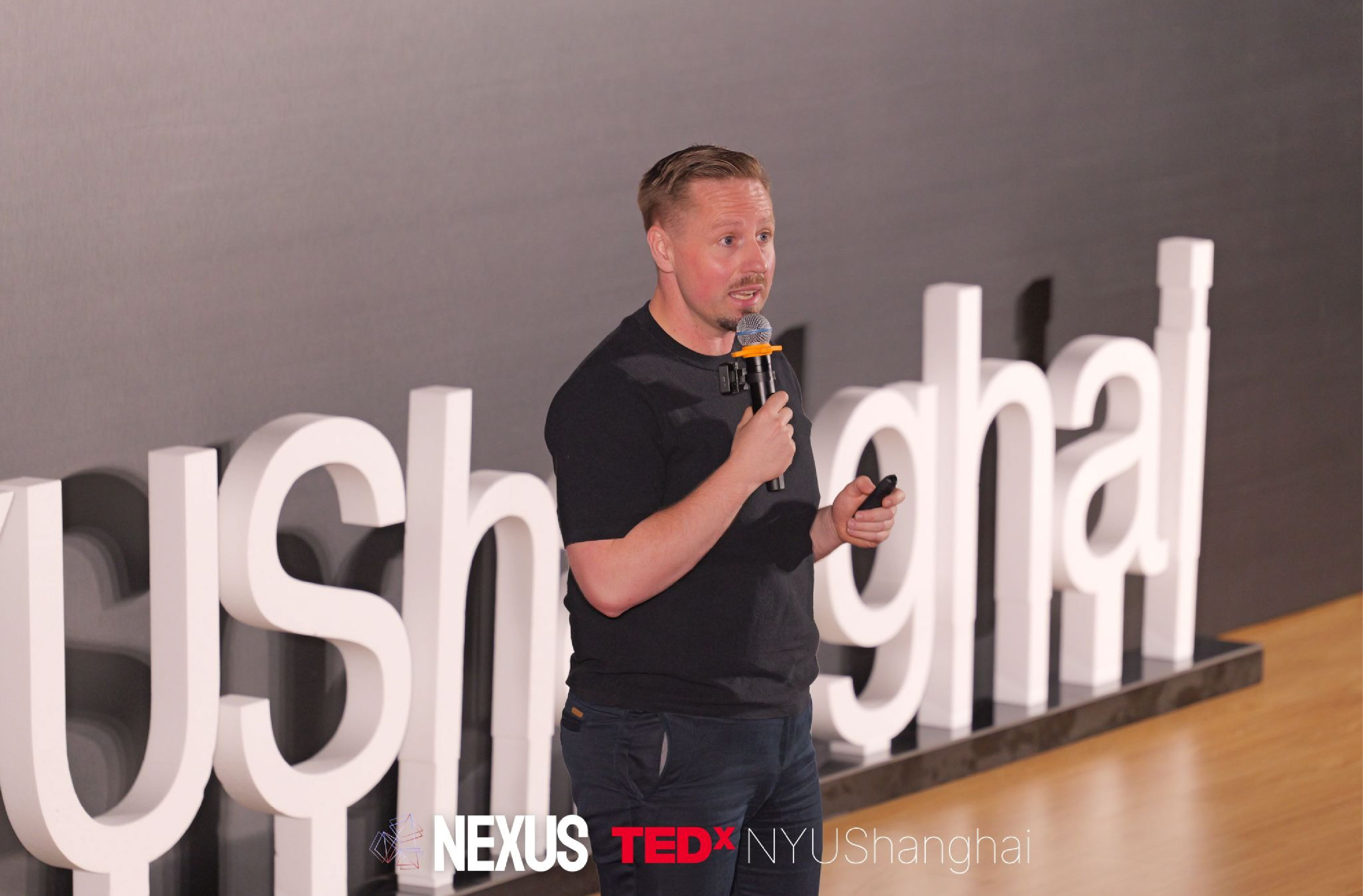 Thomas Derksen delivering his talk 