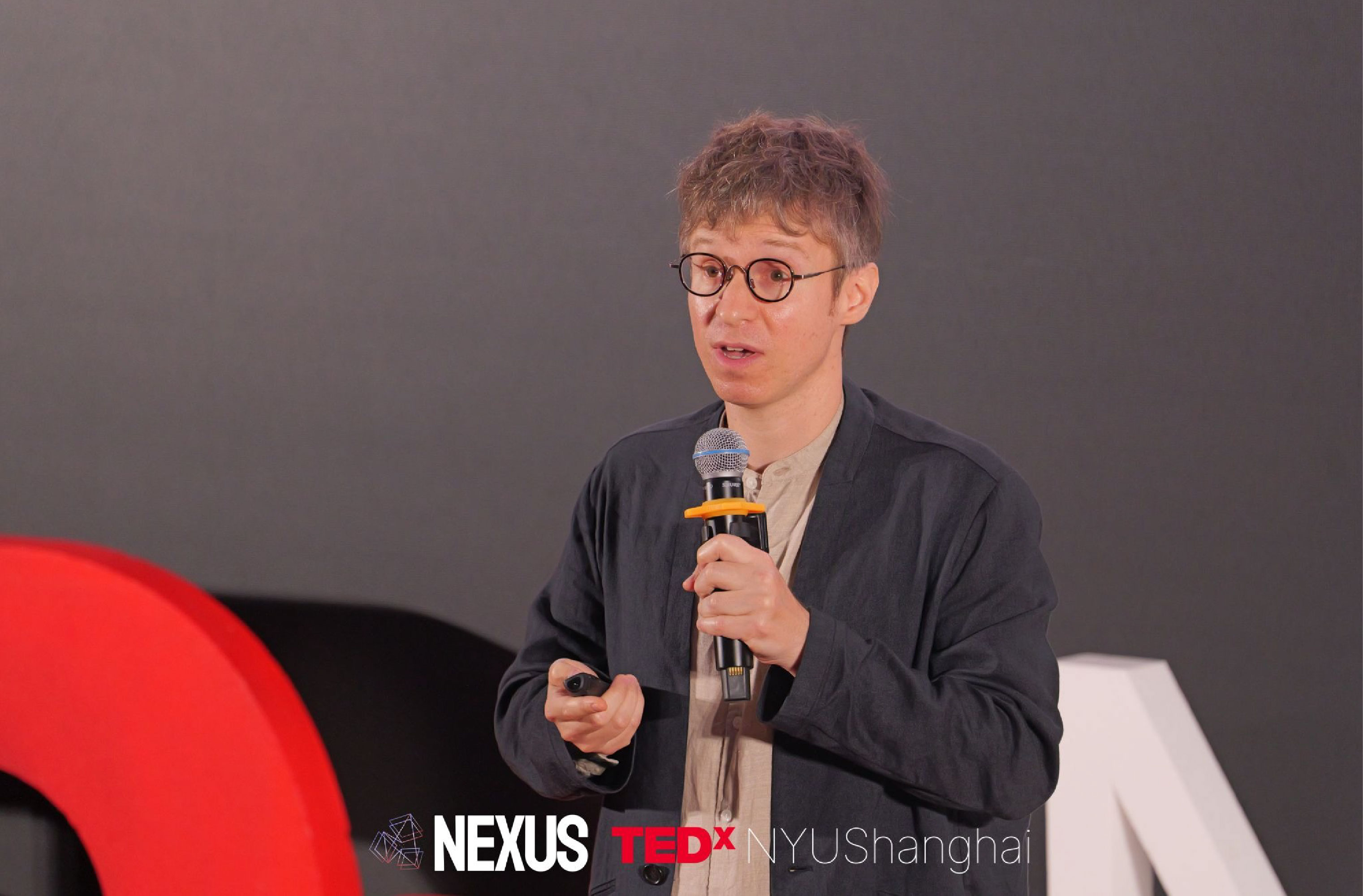 Amir Hampel delivering his talk