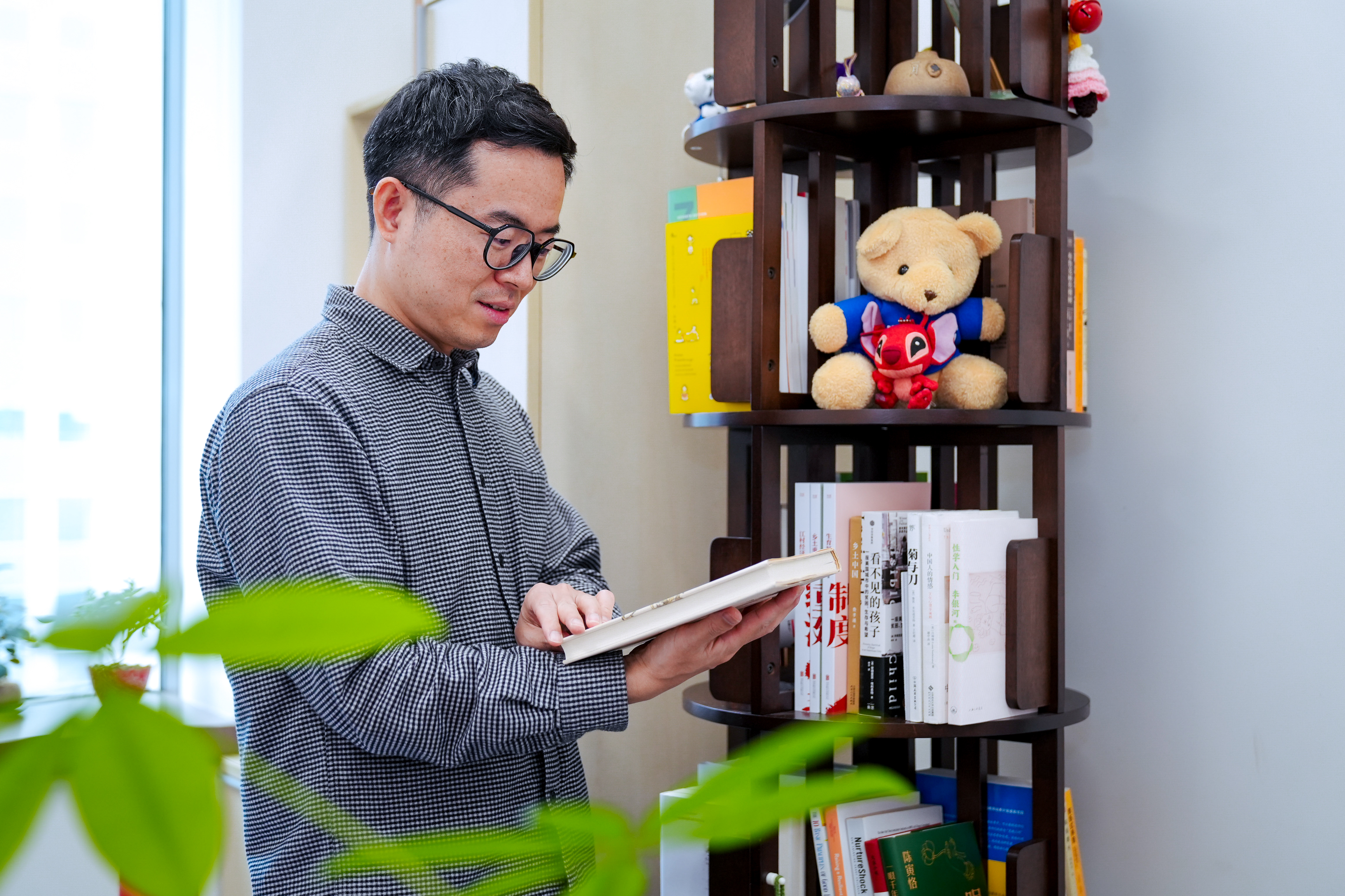 Professor Cui sharing some of his favorite books