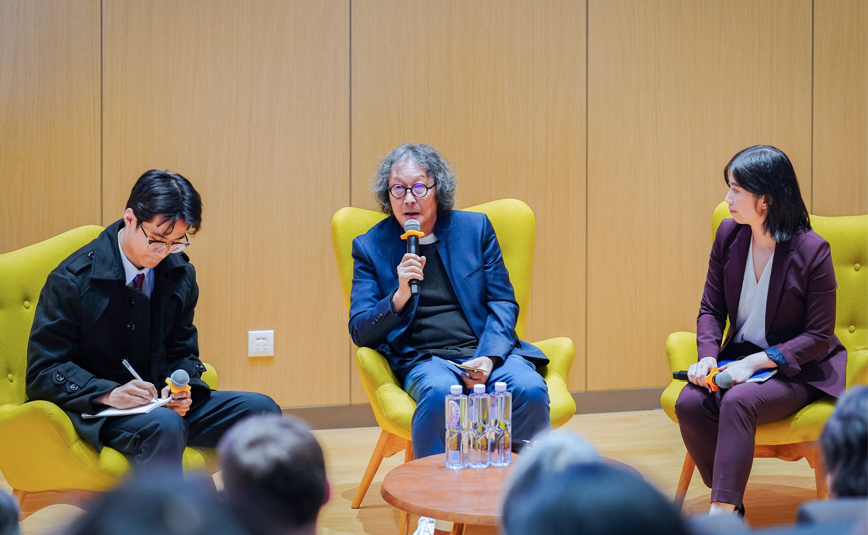 Xu Bing exchanging ideas with audiences during a Q&A session. Associate Professor of Global China Studies Zou Xin (right) moderated the event, while Alan Chian ’28 (left) assisted with translation.