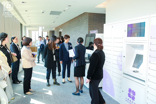 Forum attendees tour the New Bund campus and learn about our newly installed and equipped HR Kiosk and HR Smart Cabinet