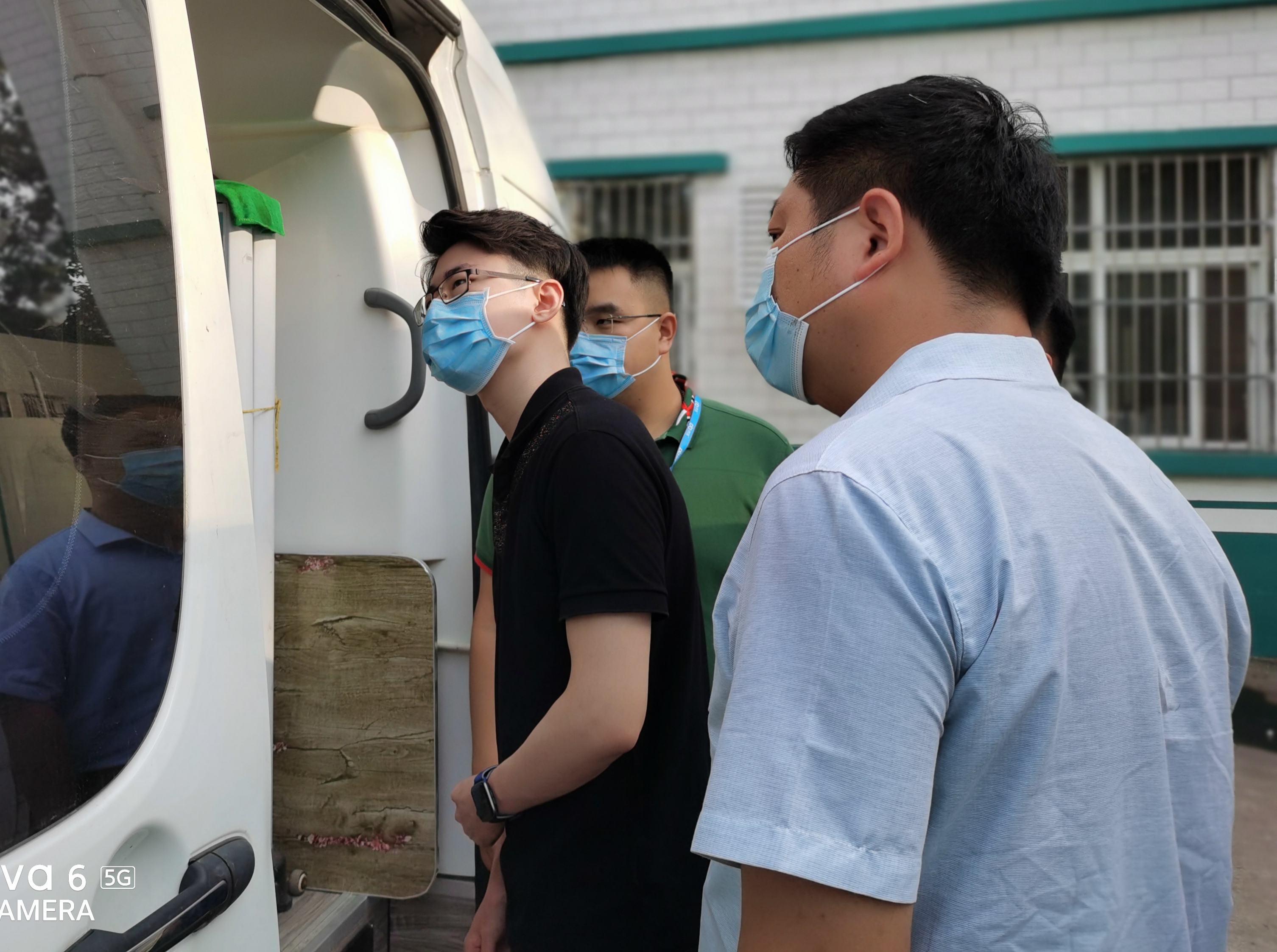Liu and colleagues inspect "mobile hospital" unit