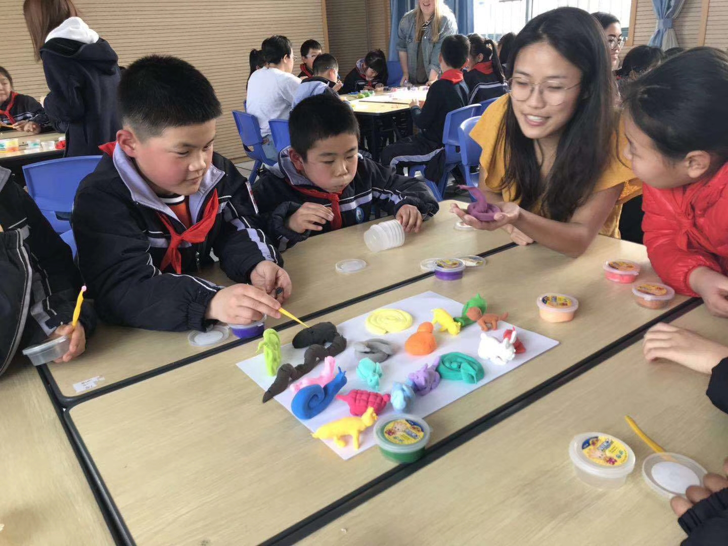 Xiaoyan leads students in an art therapy exercise