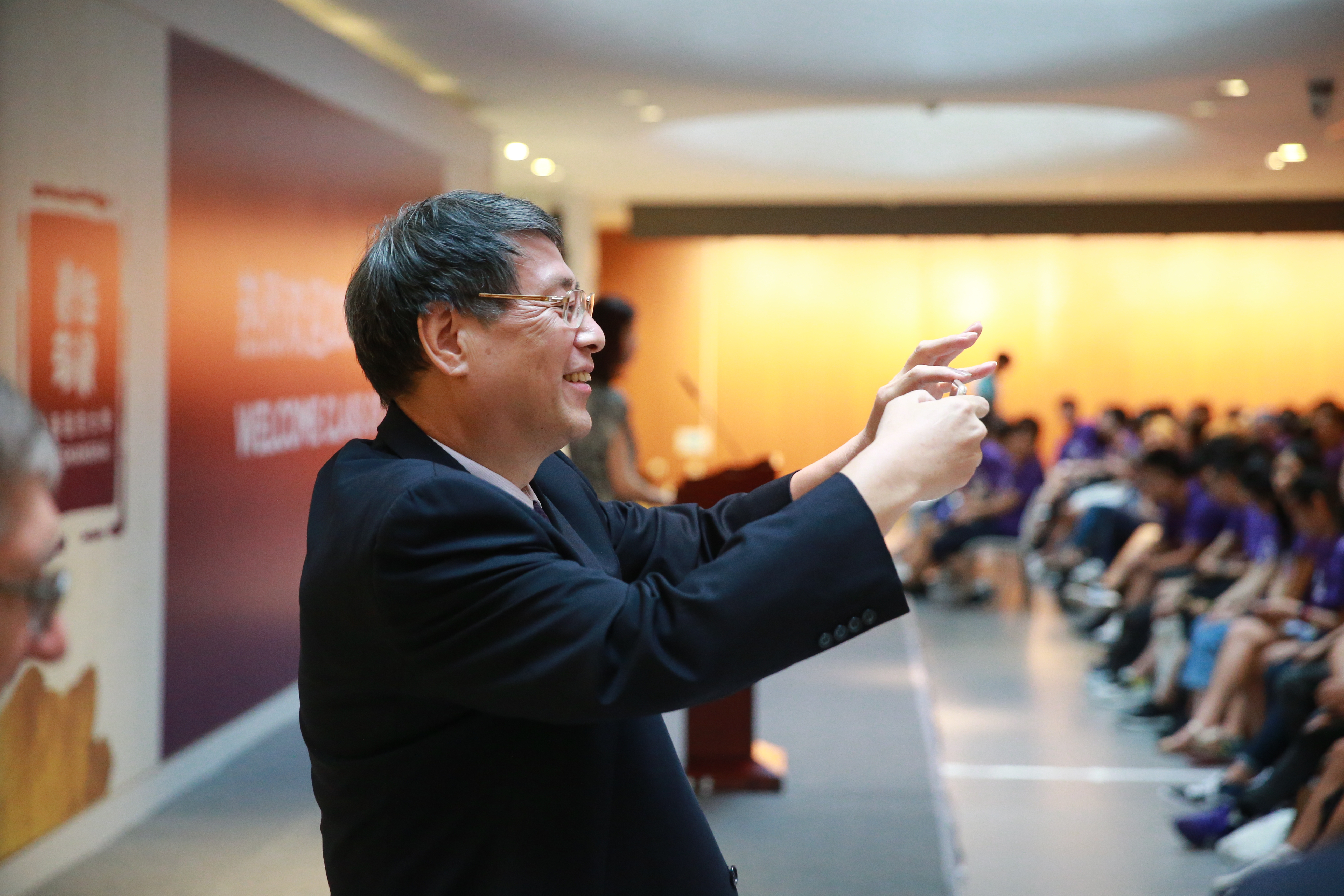 Yu uses cell phone to take photo of students at convocation