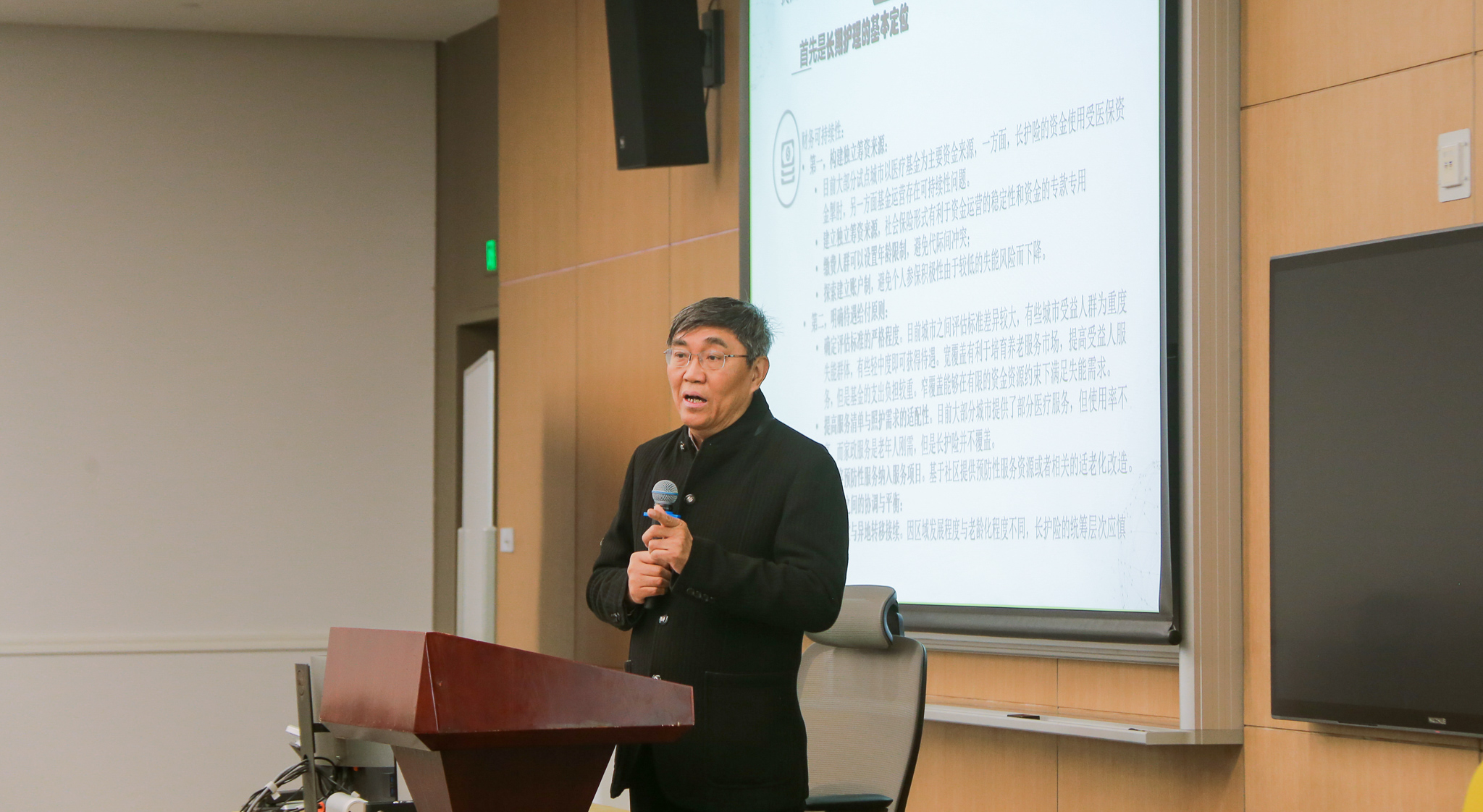 Professor Peng Xizhe giving keynote speech