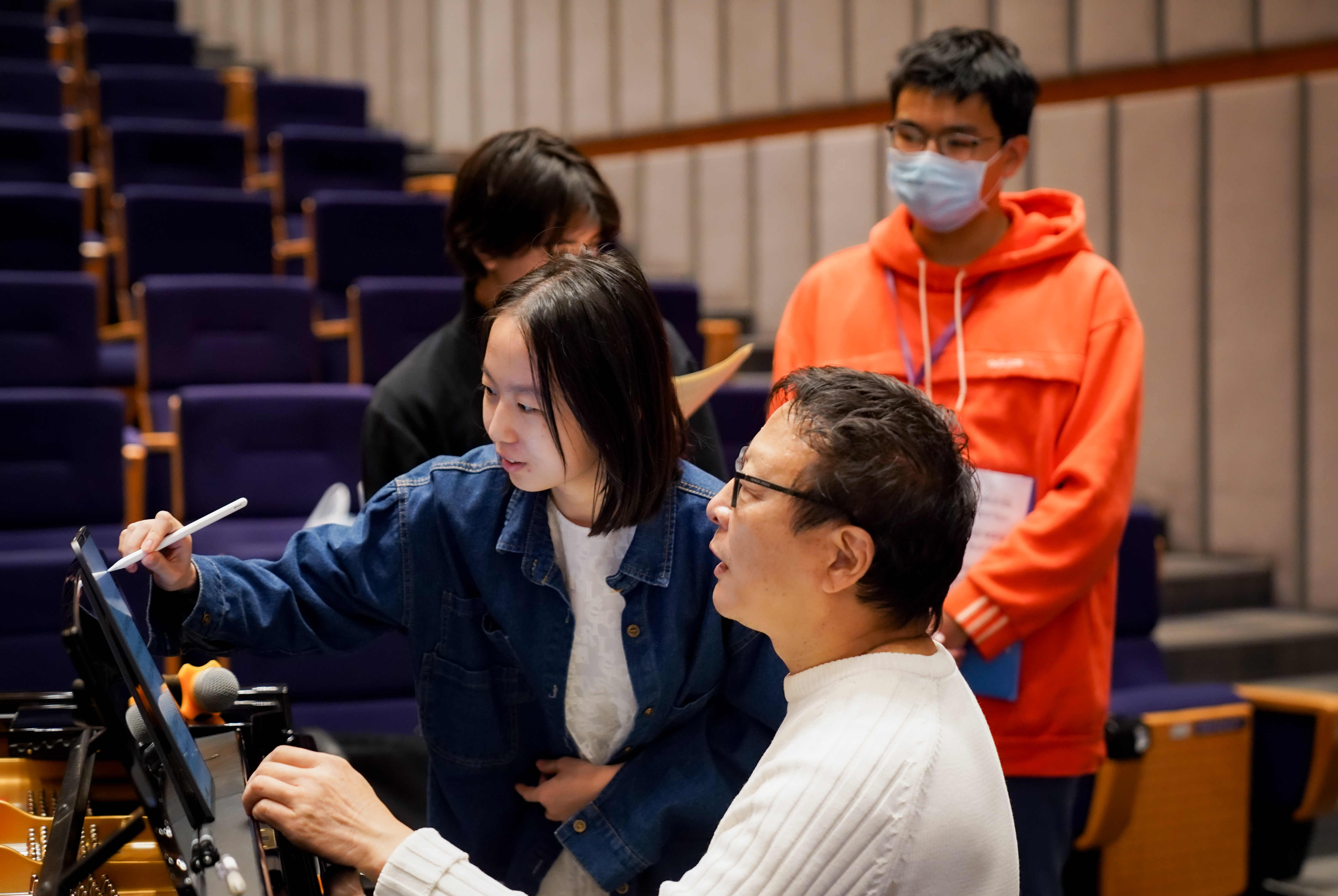 Sheng and Nora Liu ’23 working on her original composition for the class