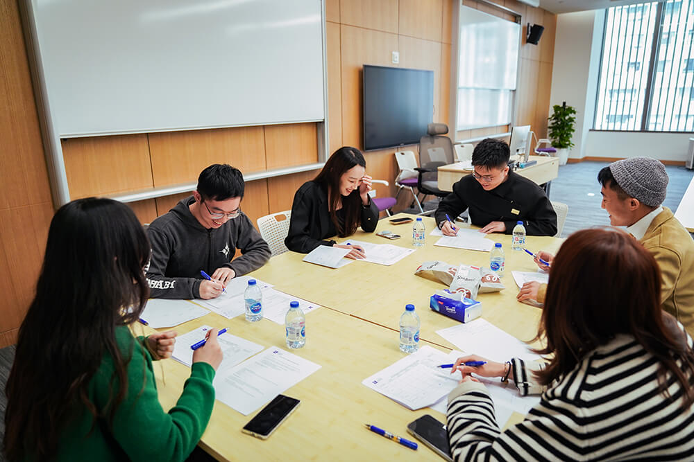Caption: Judges discuss students’ presentations （ Wang Chaoqun ’20, Xiang Jiaqiao  ’20,  Xu Yitong ’21, Zheng Yi  ’21,  Luo Yizhen ’19 and Qu Jiayun  ’19, clockwise from left) 