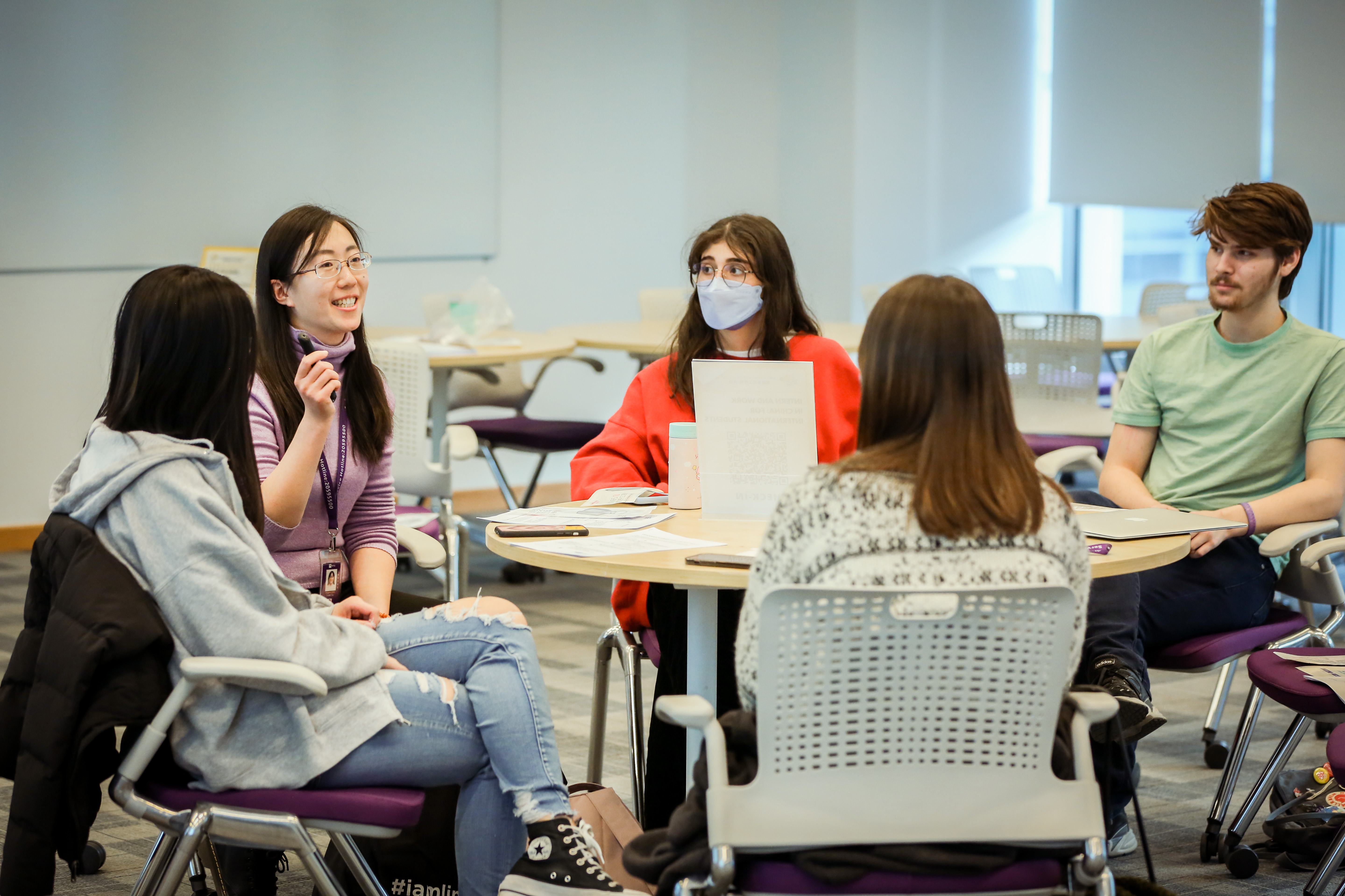 Gu Yuwei leads a workshop for students