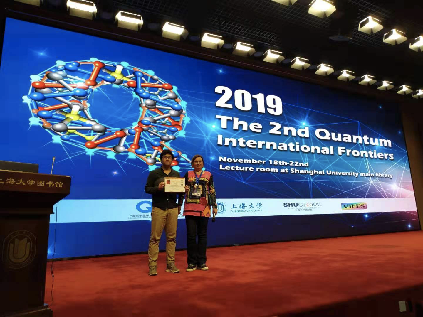 Li Xingpin received the award from Physics Professor Malgozata Biczysko at Shanghai University