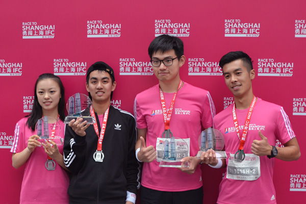 A contingent of 22 NYU Shanghai students swirled up 1,460 stairs and 57 floors to top of the Shanghai International Financial Center in Lujiazui on October 14, sweeping three “gold medals” at the sixth SHKP Vertical Run for Charity.    Sophomores Ma Jiaji