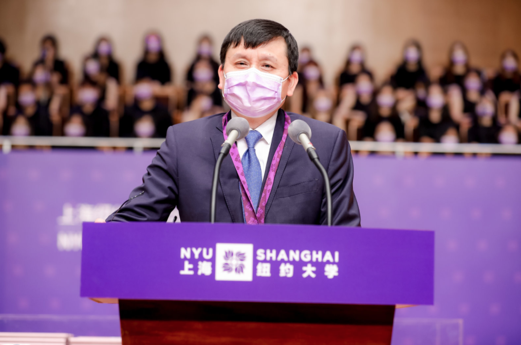 Dr. Zhang Wenhong wears mask while speaking at podium