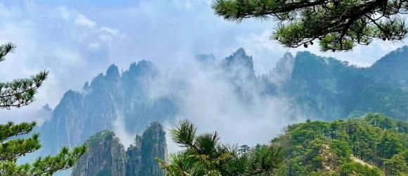 Huangshan mountains shrouded in clouds 