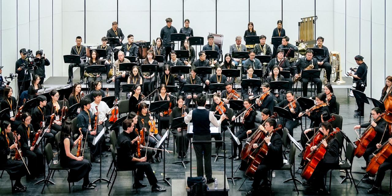 The audience joined in for a rendition of “The Same Song” 