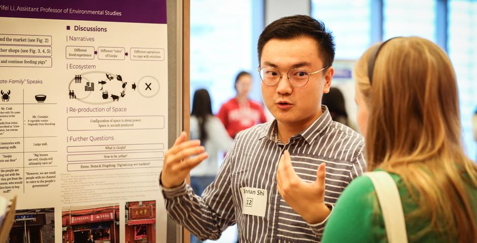 Shi Jiannan ’22 explains his research methodology to Symposium judges. Shi performed an ethnographic study of how vendors at Shanghai’s Yu Yuan wet market tried to reconstruct their businesses after being evicted during the market’s renovation.