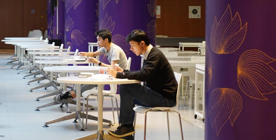 最近，上纽大校园发生了一些新的变化——从遍布楼内各处的洗手液、间隔摆放的桌椅，到四处张贴的洗手提示标识，学校采取了一系列防控措施保障全体人员的健康安全。但教室内不时传来的爽朗笑声，学生和员工筹备毕业典礼的忙碌身影，依旧是那样熟悉。以下是本周师生返校后上纽大的运作状态。