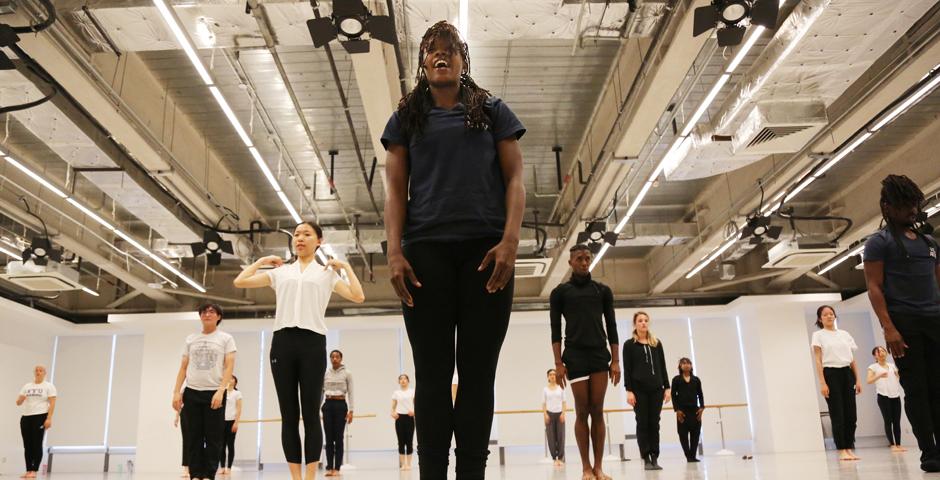 9月26日，代顿当代舞蹈公司（Dayton Contemporary Dance Company）的成员来到上海纽约大学，为参加秋季学期当代舞课程的学生开展了一场工作坊。这支来自美国的舞团参加了2018年上海舞蹈节，并于演出间隙在当地学校参观授课。图为舞者Qarrianne Blayr（中）正在开展舞蹈工作坊。