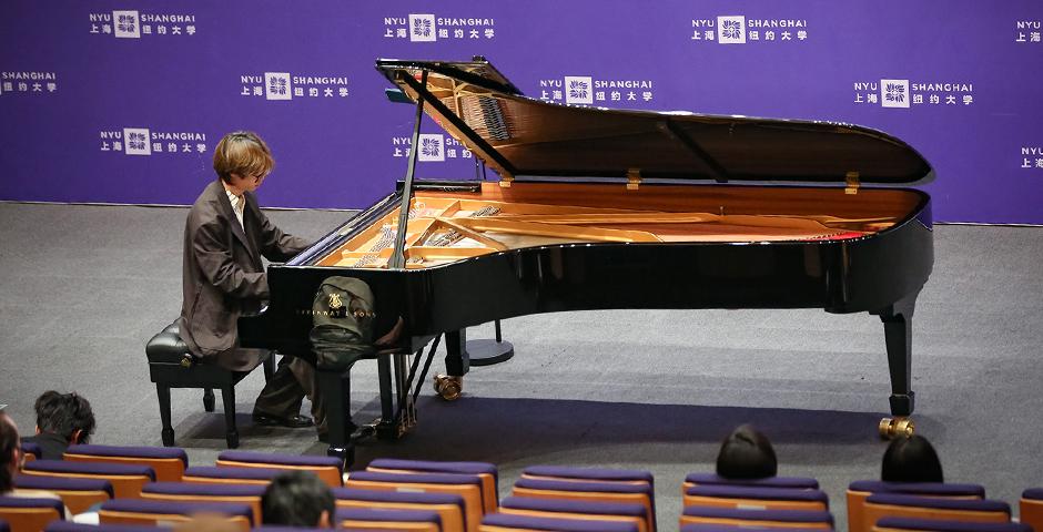 In a concert held jointly by Clinical Assistant Professor of Arts Chen Wei’s piano class and NYU Shanghai Reads, piano students performed classical pieces that were selected using the book, The Sound of a Wild Snail Eating, as inspiration, including “Serenade” by Schubert, “Rêverie” by Claude Debussy, and “Danza Argentina Op.1 No.2” by Alberto Ginastera.