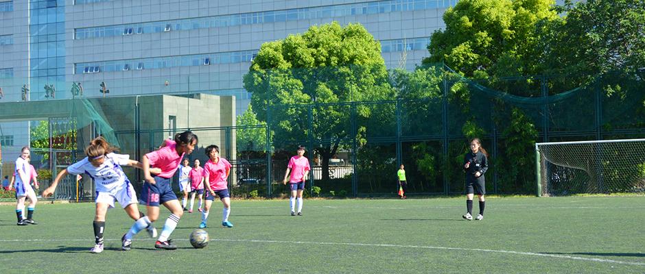 2015年5月21日，上纽大女足队参加2015年上海市大学生足球联盟杯赛，上纽大女足3比1击败上海师范大学队。(摄影： Ronak Uday Trivedi)