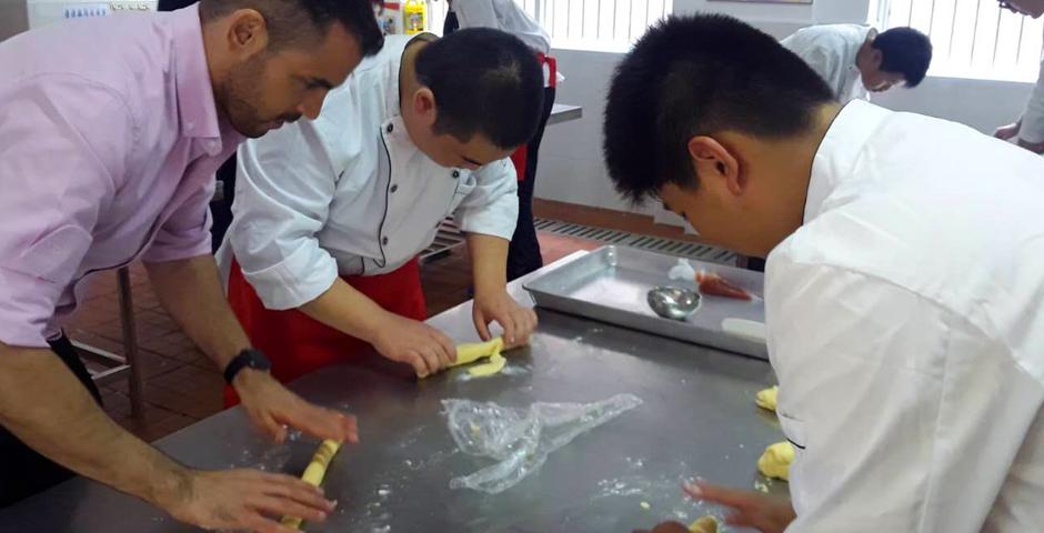 11月18日，上海纽约大学的学生参观了浦东新区辅读学校，并和这里的学生一起动手做小饼干。这也是同学们在“融合跑”的公益活动之后又一次相聚。上纽大的学生了解到辅读学校是如何通过开办烘焙课程，培养同学们的动手能力。（拍摄：上海纽约大学）