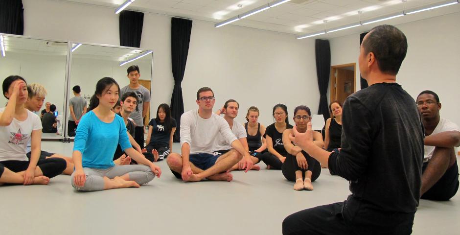 “舞蹈课也是一门与人合作的学问，需要包容。当你和一个紧密合作的人分享能量时，你们就会真的变成朋友。”——马守则（摄影：NYU Shanghai）