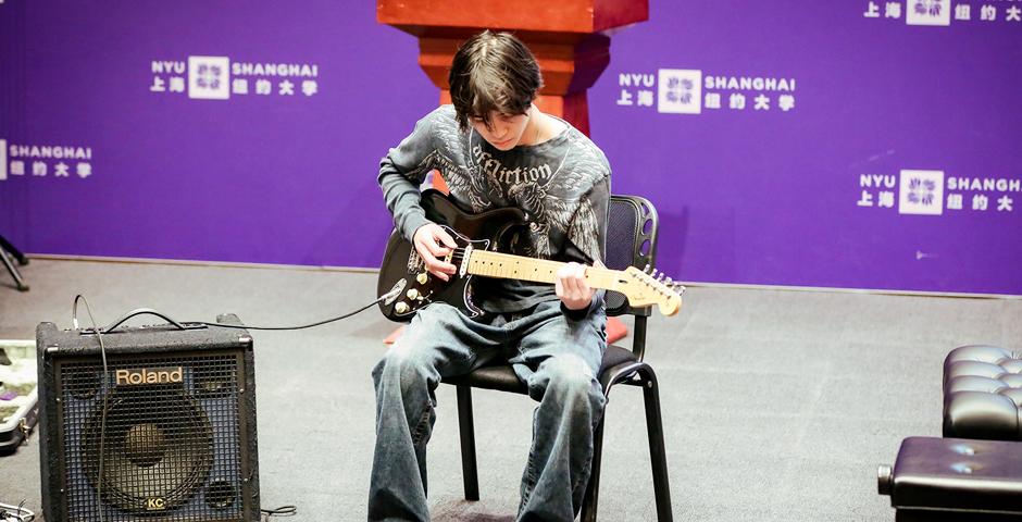 来自同一课程的2026届学生Wes Firestone展示了自己作曲的电吉他独奏《轨迹》（“Tracks”）。