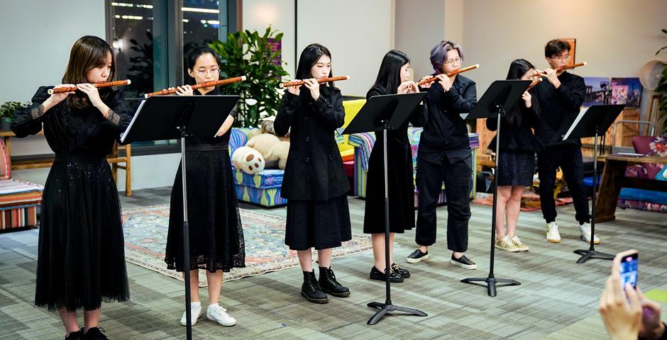 竹笛课的学生们吹奏了一曲上纽大校歌，以纪念他们在世纪大道校园度过的时光。