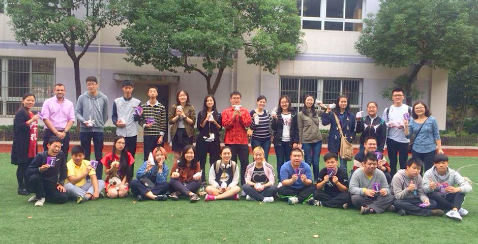 11月18日，上海纽约大学的学生参观了浦东新区辅读学校，并和这里的学生一起动手做小饼干。这也是同学们在“融合跑”的公益活动之后又一次相聚。上纽大的学生了解到辅读学校是如何通过开办烘焙课程，培养同学们的动手能力。（拍摄：上海纽约大学）