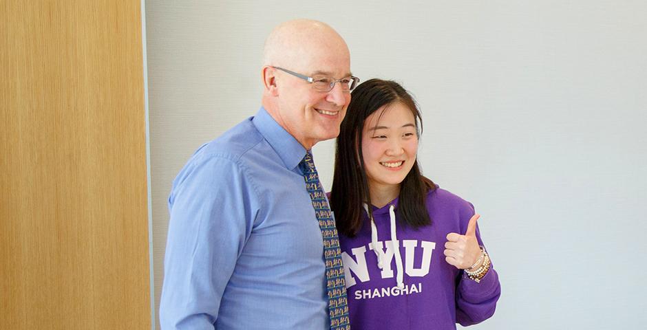 今年一月刚刚履新纽约大学校长的Andrew Hamilton于二月底访问上海纽约大学、参与了校园日活动。在回答有关中国大学在奋力追求世界一流大学、一流学科的提问时，他称必须坚持两件事：方方面面追求卓越，以及营造开放的辩论氛围。（摄影：NYU Shanghai）