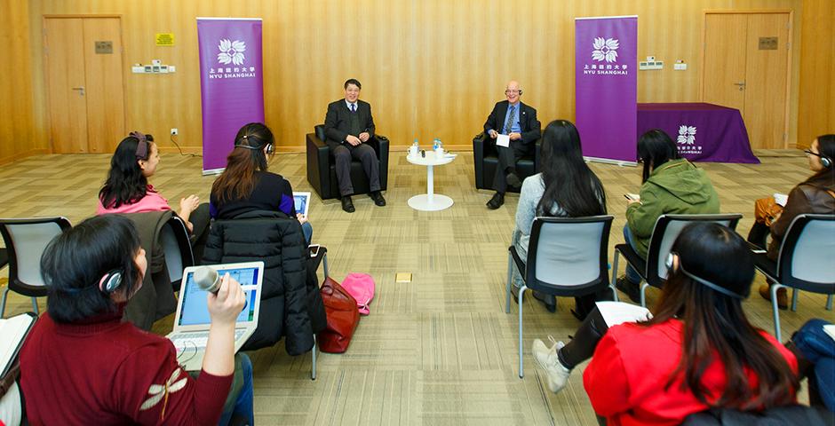 今年一月刚刚履新纽约大学校长的Andrew Hamilton于二月底访问上海纽约大学、参与了校园日活动。在回答有关中国大学在奋力追求世界一流大学、一流学科的提问时，他称必须坚持两件事：方方面面追求卓越，以及营造开放的辩论氛围。（摄影：NYU Shanghai）
