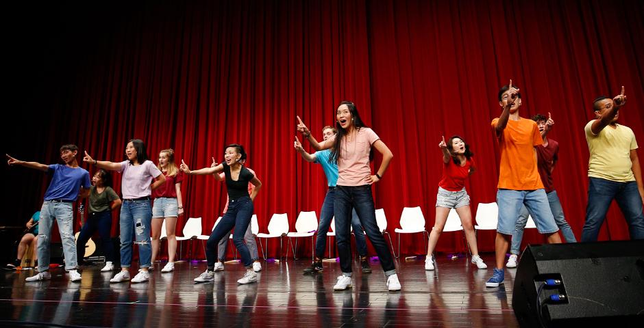 9月9日，在喜马拉雅艺术中心，为时90分钟的音乐剧活力上演。12位同学穿着12种不同颜色的T恤，洒脱热情地用一场Reality Show歌舞音乐剧呈现了上海纽约大学的“校园万象”。（摄影：NYU Shanghi）