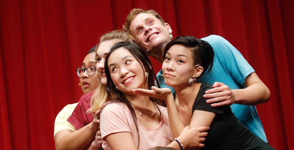 9月9日，在喜马拉雅艺术中心，为时90分钟的音乐剧活力上演。12位同学穿着12种不同颜色的T恤，洒脱热情地用一场Reality Show歌舞音乐剧呈现了上海纽约大学的“校园万象”。（摄影：NYU Shanghi）