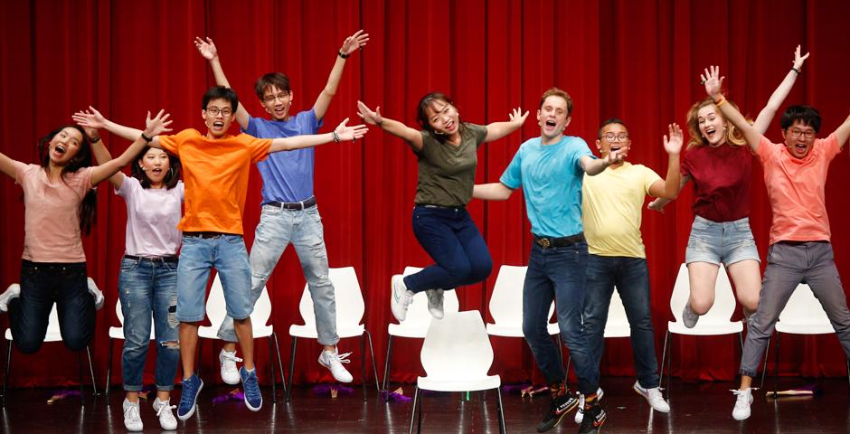9月9日，在喜马拉雅艺术中心，为时90分钟的音乐剧活力上演。12位同学穿着12种不同颜色的T恤，洒脱热情地用一场Reality Show歌舞音乐剧呈现了上海纽约大学的“校园万象”。（摄影：NYU Shanghi）