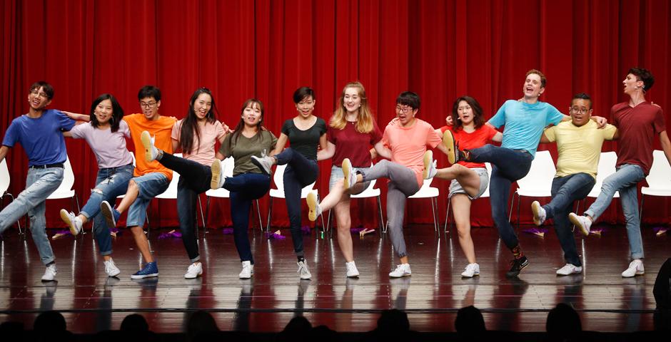 9月9日，在喜马拉雅艺术中心，为时90分钟的音乐剧活力上演。12位同学穿着12种不同颜色的T恤，洒脱热情地用一场Reality Show歌舞音乐剧呈现了上海纽约大学的“校园万象”。（摄影：NYU Shanghi）