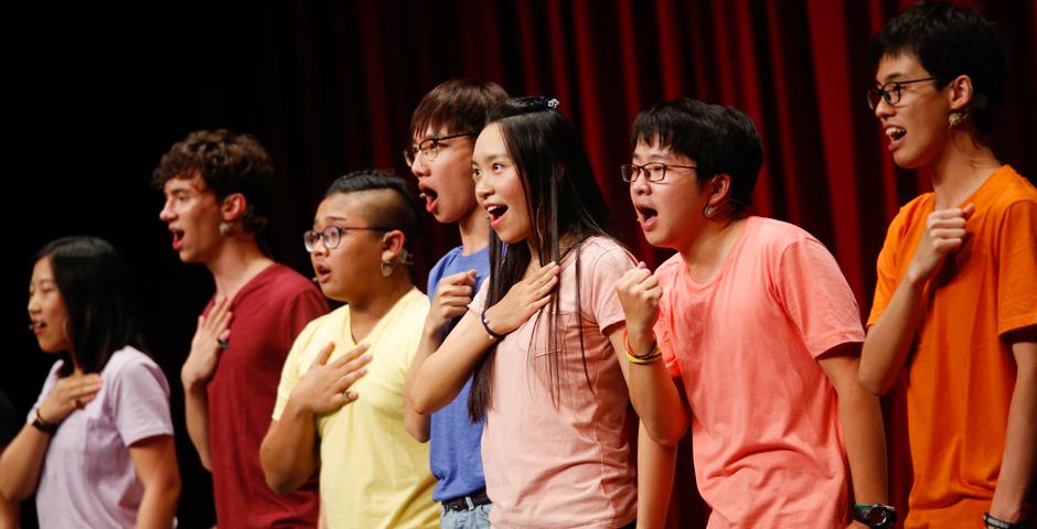 9月9日，在喜马拉雅艺术中心，为时90分钟的音乐剧活力上演。12位同学穿着12种不同颜色的T恤，洒脱热情地用一场Reality Show歌舞音乐剧呈现了上海纽约大学的“校园万象”。（摄影：NYU Shanghi）
