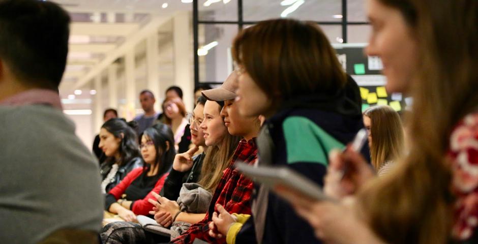 上海纽约大学于11月11日至15日举办第五届“Ally Week”活动。同往年一样， Ally Week旨在让上纽大大家庭成员挑战先入为主的偏见，加深对不同背景经历的人的理解，反思不公正的社会现象和机制。活动包括由知名媒体人和平权行动者参与的关于性别平等话题的讨论，学校师生围绕“肤色主义”的小组交流，上海本地首个LGBTQ+友好人士合唱团的表演，上纽大Thespian Society学生戏剧社团的演出，以及电影展映活动，其中包括两部由上纽大学生拍摄制作的纪录短片来展现理解、不适与同理心。