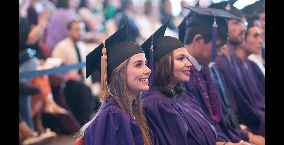2023届毕业生（从左至右）：Camila Matamoros，Leslie Martinez和Gabriel Chi