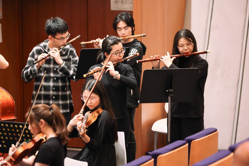 上纽大管弦乐团为观众呈现了多首曲目，既有E. Greig的歌剧《培尔·金特》（Peer Gynt）选段，又有电影《爱乐之城》（La La Land）的配乐。演出以一首中国传统民歌《紫竹调》（Violet Bamboo Flute Tune）拉开序幕，由学校新成立的民乐乐团的几位竹笛手演奏。上纽大艺术学教学助理教授兼乐团指挥程悦担任该乐团的指导。