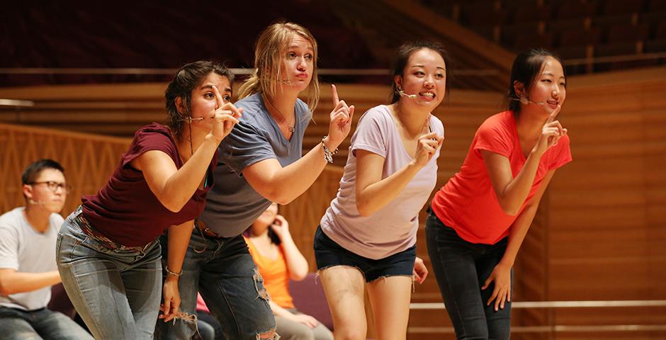2015年9月11日晚，上海纽约大学在上海交响乐团音乐厅上演了一年一度的Reality Show。演出由12名我校大二学生以青春活泼、富有张力的歌舞剧形式呈现，将真实的大学生活搬上舞台。 (摄影： Dylan J Crow)