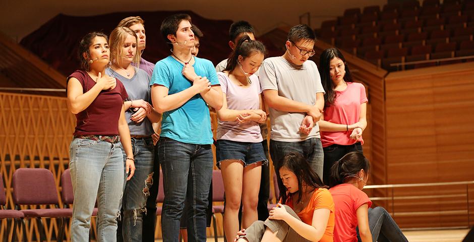 2015年9月11日晚，上海纽约大学在上海交响乐团音乐厅上演了一年一度的Reality Show。演出由12名我校大二学生以青春活泼、富有张力的歌舞剧形式呈现，将真实的大学生活搬上舞台。 (摄影： Dylan J Crow)