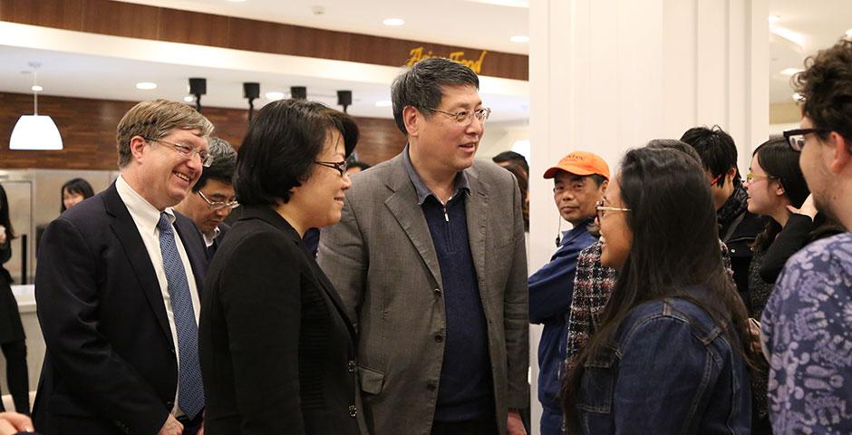 2015年3月5日，翁铁慧副市长来上海纽约大学调研。参加调研的还有市政府副秘书长宗明、上海市教委主任苏明、浦东新区副区长谢毓敏，以及市府办公厅、市教委有关部门负责人。（摄影：王孙怡）