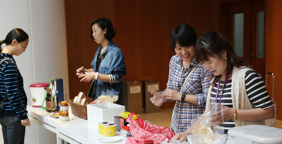 10月9日， 学生俱乐部“绿色上海”组织的“绿色农场”活动在餐厅与同学见面。同学们在品尝纯天然美味的同时，坚定了绿色环保的生活理念。（摄影：Shikhar Sakhuja）