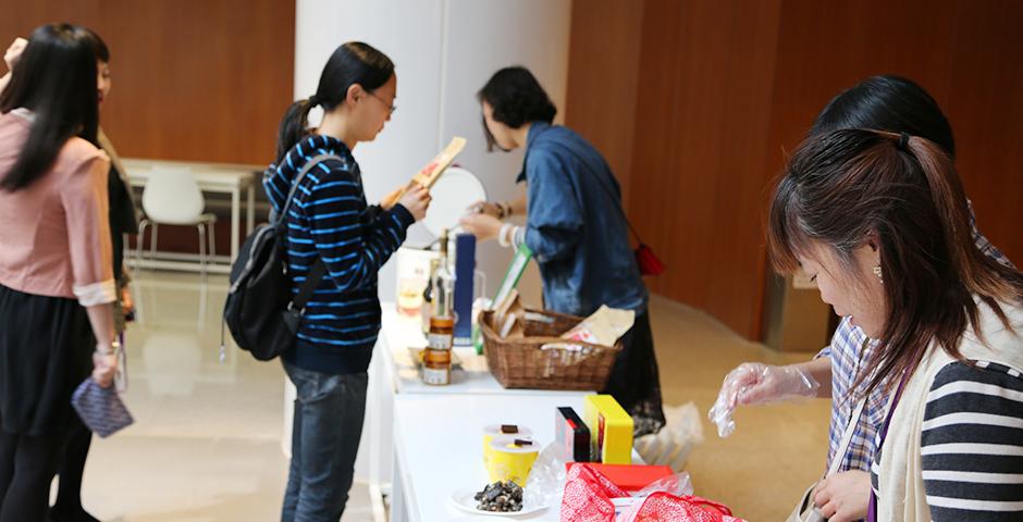 10月9日， 学生俱乐部“绿色上海”组织的“绿色农场”活动在餐厅与同学见面。同学们在品尝纯天然美味的同时，坚定了绿色环保的生活理念。（摄影：Shikhar Sakhuja）