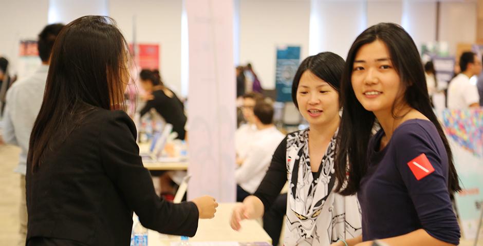 2015年10月16日， 上海纽约大学为本校学生举办的秋季实习供需见面会吸引了来自商业、金融、IT、教育、医疗、咨询、人事等领域几十家企事业到场招聘。 (摄影：Shikhar Sakhuja)