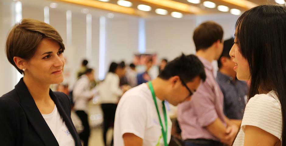 2015年10月16日， 上海纽约大学为本校学生举办的秋季实习供需见面会吸引了来自商业、金融、IT、教育、医疗、咨询、人事等领域几十家企事业到场招聘。 (摄影：Shikhar Sakhuja)