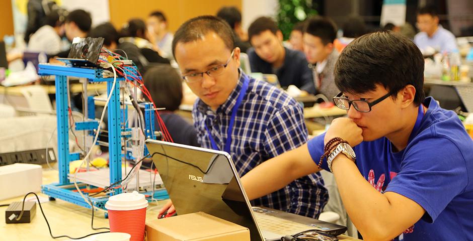 2015年11月7日至8日，上海纽约大学迎来了来自25个国家的创客高手，开启第二届中国最大规模的双语青年创客大赛。赞助者们与选手们济济一堂，享受共同参与、共同创新的乐趣。 (摄影：胡文倩)