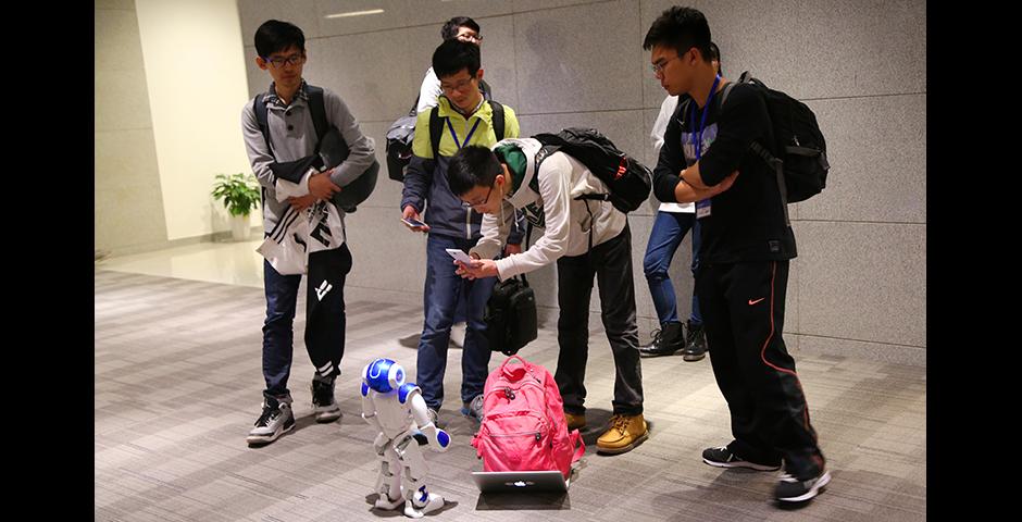 2015年11月7日至8日，上海纽约大学迎来了来自25个国家的创客高手，开启第二届中国最大规模的双语青年创客大赛。赞助者们与选手们济济一堂，享受共同参与、共同创新的乐趣。 (摄影：胡文倩)