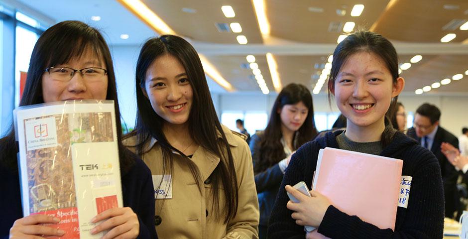2015年3月27日， 上海纽约大学为本校学生举办的夏季实习供需见面会吸引了来自商业、金融、IT、教育、医疗、咨询、人事等领域几十家企事业到场招聘。 (摄影：Angie Catalina Aguilar Oyuela)